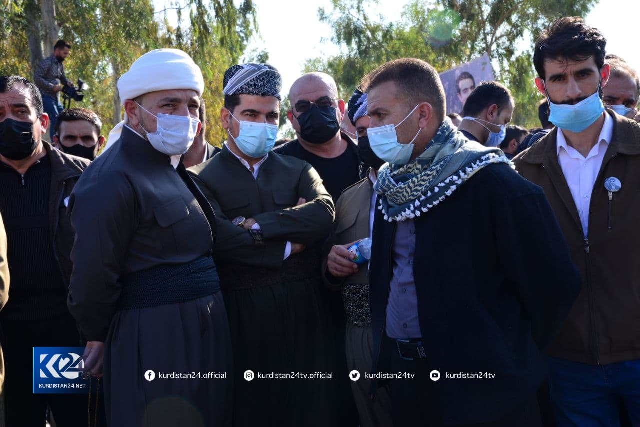 بەوێنە... هەزاران هاووڵاتی لە چاوەڕوانیی تەرمی فرسەت سۆفیدان 